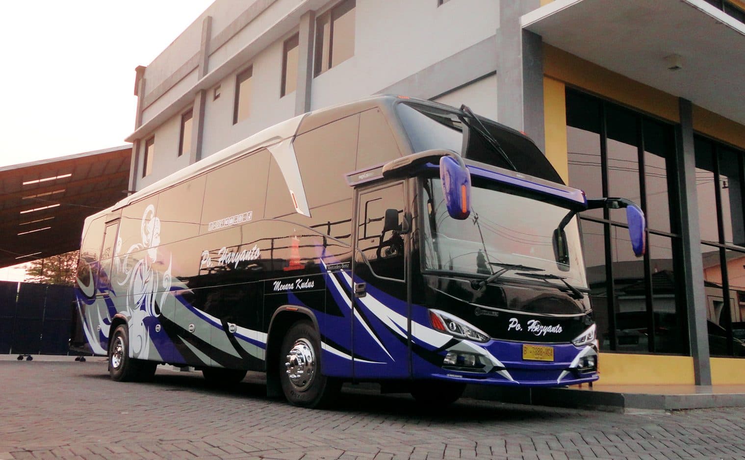 Unit bus karoseri Pialamas di area pabrik