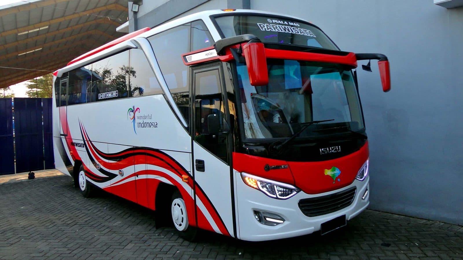 Unit bus dengan livery merah